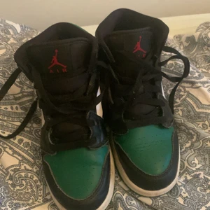 Jordans - Gröna Jordans (riktiga) från zalando köpta för 1195. Strl 36 bra skick. Passar perfekt till en person med strl 36❤️