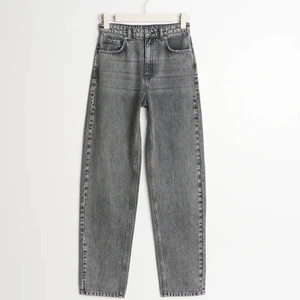 Young gina jeans  - Säljer nu mina snygga straight 90s jeans i storlek 146 från Young gina då de är för korta på mig. Nypris är 399 och har används ett flertal gånger men de ser som nya ut💗Frakten ingår i priset!!!  Kom privat för fler bilder hur de sitter