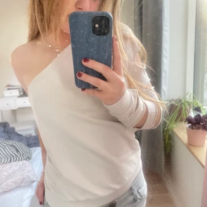 Topp - Såå fin tröja från nakd köpt här på Plick för några månader sedan och har inte används så mycket sedan dess och säljer därför vidare💞💞 Hör av er vid frågor😚
