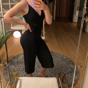 Jumpsuit - Svart jumpsuit med knytning i midjan. Den är väldigt skön och stretchig! Passar S