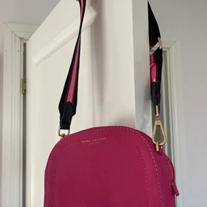 Marc Jacobs väska - Säljer en äkta Marc by Marc Jacobs axelväska! 