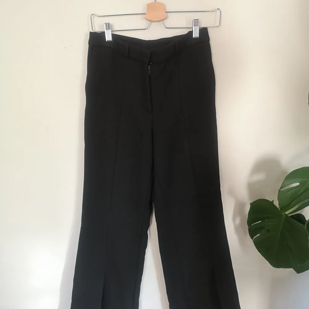 Fina byxor från Rodebjer med slits fram. Storlek S med insydda i midjan, skulle fortfarande säga att dom är en S. Köpta second hand. . Jeans & Byxor.