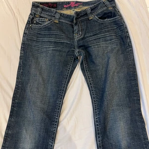 Super snygga jeans - Säljer dessa pga ingen användning och vill bli av med de! Super snygga halvt lågmidjade jeans med snygg detalj på bakfickorna