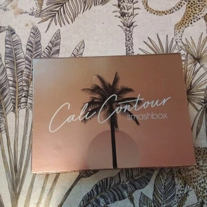 Cali Contour Smashbox Palett - Helt/ny Cali Contour Smashbox Highlight Palett.                               Köptes för 689:-.                            Mycket bra produktkvalitet.                                     💌🛍️📦 