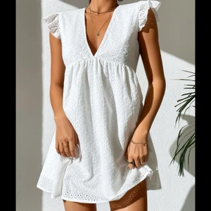 Vit klänning  - Super fin vit klänning, perfekt till studenten ❤️ köparen står för frakten 