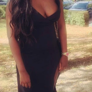 Elegant svart klänning - Lång klänning från Boohoo. Använd 1 gång på ett brölllop. Har en slits som är väldigt högt upp