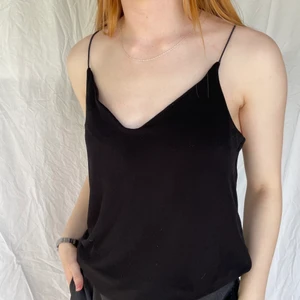 Linne med tunna band 🖤 - Svart linne med tunna band från Gina. Strl 36 men lite för stor för mig som normalt har 36. Köparen står för frakten. 🖤🫶