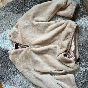 Hoodie i fuskpäls och satin foder - Supergosig och mjuk, sparsamt använd. Köpt på asos från märket ”story of lola”. Oversize fit.