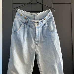 Jeans - Jeans från märket cinema, riktigt fina men tycker inte längre om de på mig. Är nog 29/30 i midja och lite slitna men annars i bra skick. Skriv vid frågor och funderingar ✨ frakt tillkommer 