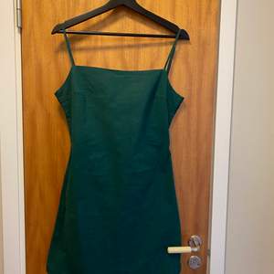 Jättefin grön klänning från brandy Melville! Den har ett väldigt stretchigt, skönt material samt justerbara band. Perfekt längd och jättefin i ryggen!! Köpt second hand men är i ett jättefint skick. Jag har personligen aldrig använt den.