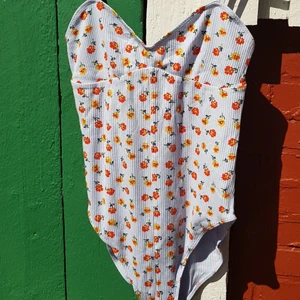 Urban Outfitters Body strl L - Köpt i Sacramento Usa 2018. Har ingen knäppning ner till. Stretchigt tyg i cotton, rayon & spandex. Storlek L. Använd några få gånger. Hel och fin.