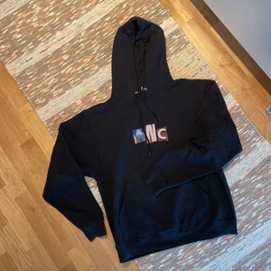 Aint nobody cool Svart hoodie  - Svart hoodie i storlek M från aint nobody cool. Några år på nacken men fortfarande mycket bra skick o bekväm.