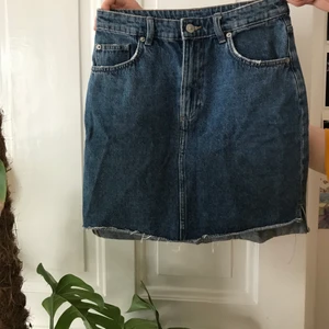 Jeanskjol - Jättefin, mellanblå jeanskjol. Kjolen är highwaist, a-linjeformad, har 2st små slitsar på sidorna för rörlighet och är ca 2cm längre där bak. Jättebra skick och har sytt kanterna så den ej fransar sig. Perfekt till sommaren! ☀️🍸
