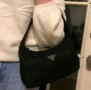 Prada nylon mina bag - Säljer min prada nylon mini bag. Köpt begagnad i en butik i Rom. Har tyvärr inget äkthetsbevis mer än att den är köpt i en designer vintage butik och de endast tar in äkta grejer. Kan skicka fler bilder privat.💃🏼🧸