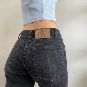 Lågmidjade CK jeans - Lågmidjade Calvin Klein jeans köpta på plick något år sedan. Midjemått är ca 70cm och dom är ca 102cm långa mätt från midjan. Skriv för fler bilder:)