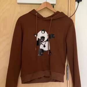 hoodie - brun hoodie med en panda på! från shein och i nyskick, har använt den 1 gång. jag tycker att den är lite för liten för mig! väldigt mjuk och varm! passar s möjligtvis m beroende på hur man vill att den ska sitta. 