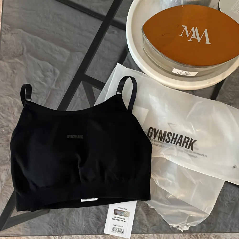 Säljer en sport-bh från gymshark i storlek XS! Inte använd med pris kvar! Har sänkt priset! . Övrigt.