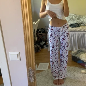 lågmidjade byxor - supergulliga lågmidjade mysbyxor med röda hjärtan som jag aldrig använt förutom på bilden! passar xs-m skulle jag säga, själv har jag oftast S i byxor ibland XS.😇💓 (ursäkta för stökigt rum)