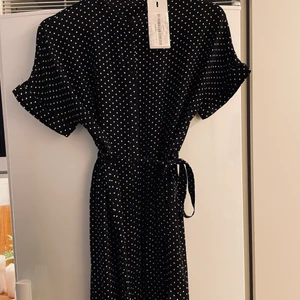 Jättesöt sommarklänning - Svart kort klänning från Only, aldrig använd! Supersöt till sommaren🤍