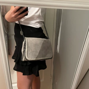 Väska  - Säljer nu min superfina tiamo likande väska💗💗