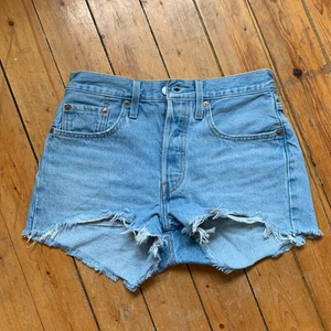 Levis Jeansshorts  - Levis 501 Jeansshorts storlek W26 i bra skick , aldrig använda inga defekter 