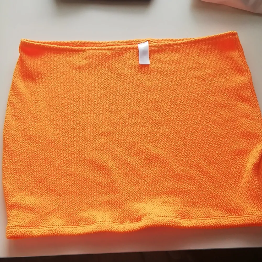 Säljer min oanvända orange strand kjol. Har ej använt den på grund av storleken. Passar perfekt för stranden. Tyget är elastiskt och ek slitet. Pris: 40 kr exklusive frakt. Frakt: 45 kr Blå påse PostNord. Storlek: XL. Kjolar.
