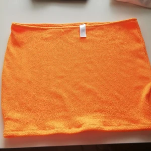 Orange strand kjol!! - Säljer min oanvända orange strand kjol. Har ej använt den på grund av storleken. Passar perfekt för stranden. Tyget är elastiskt och ek slitet. Pris: 40 kr exklusive frakt. Frakt: 45 kr Blå påse PostNord. Storlek: XL