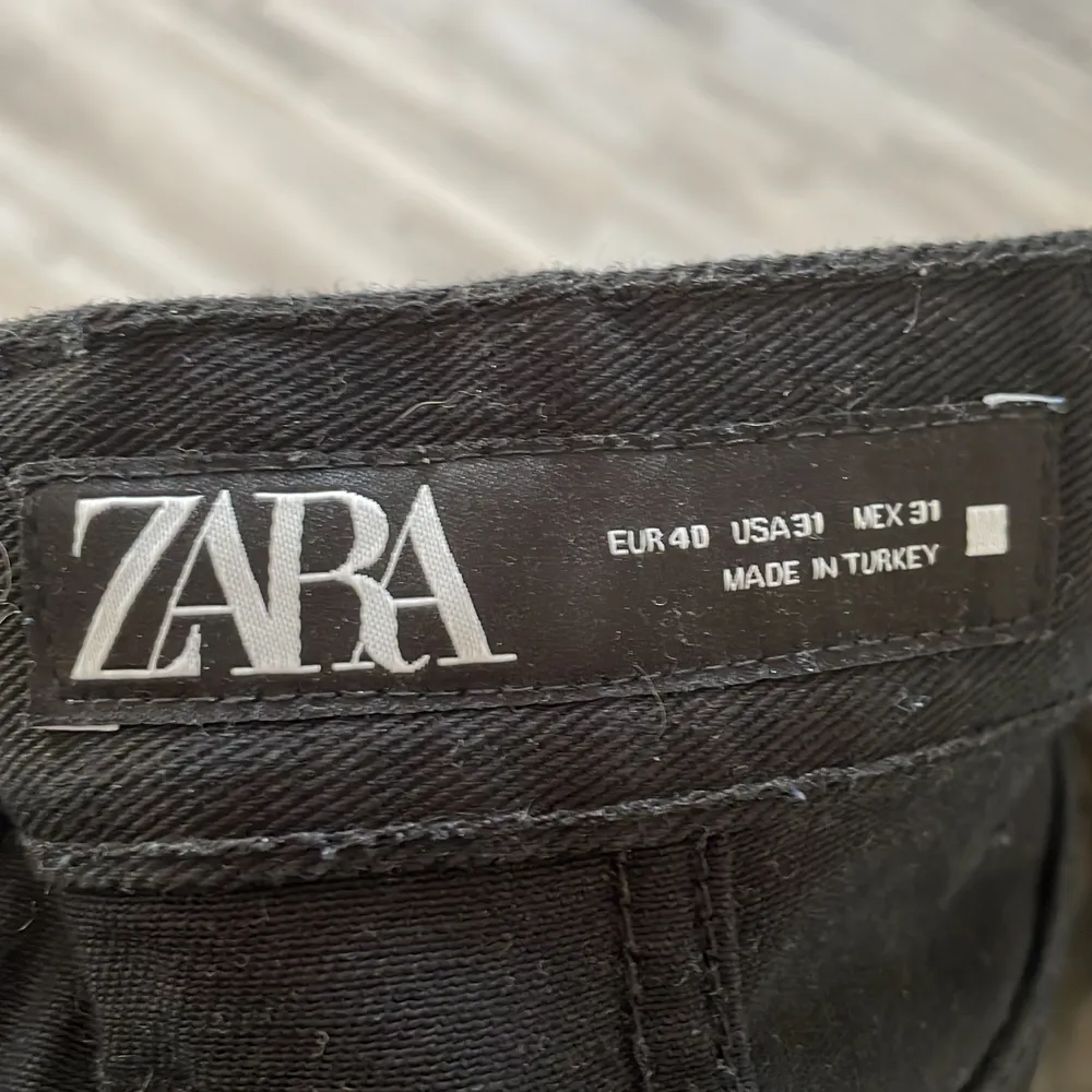 Säljer svarta Zara jeans använda en gång. Nypris 400:-. Slim fit. Jeans & Byxor.