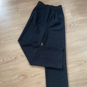 Kostymbyxa från BikBok, nyskick  - Snygga Smockey kostymbyxa från BikBok. Ändvänt 1 gång. Säljer pga köpte fel. Ny pris 499kr