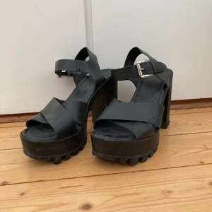 Klackskor - Svart klacksko med platå från Scorett. Köparen står för frakten och jag tar Swish 