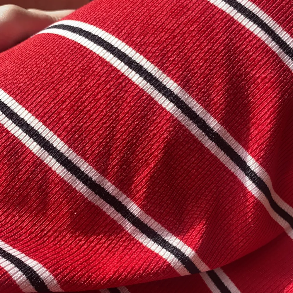 Röd, svart och vit-randig kort klänning med korta ärmar. Räfflat tyg. Aldrig använd, nyskick. Från divided by HM. . Klänningar.