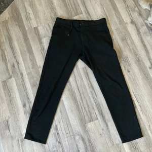 Svarta Zara kostymbyxor - Säljer svarta kostymbyxor från zara. Slim fit. Nypris 400:-