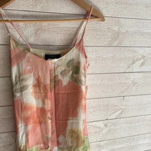 Sommar klänning  - En jättefin tun och skön sommarklänning som passar perfekt nu till våren och sommaren, luftig och fin❤️