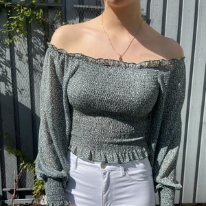 Grön leopardtopp - Denna svala och bekväma topp går att använda off - såväl som onshoulder. Toppen är endast använd en gång och är i nyskick!