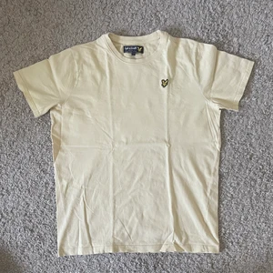 T-shirt från Lyle & scott - Gul T-shirt från Lyle & scott i stl 15-16. Köparen står för frakten. Inget återköp 