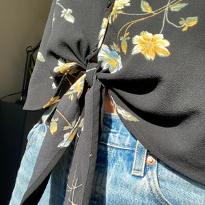 Blus - Blommig blus från bikbok. Jag tar Swish. Köparen står för frakt :)