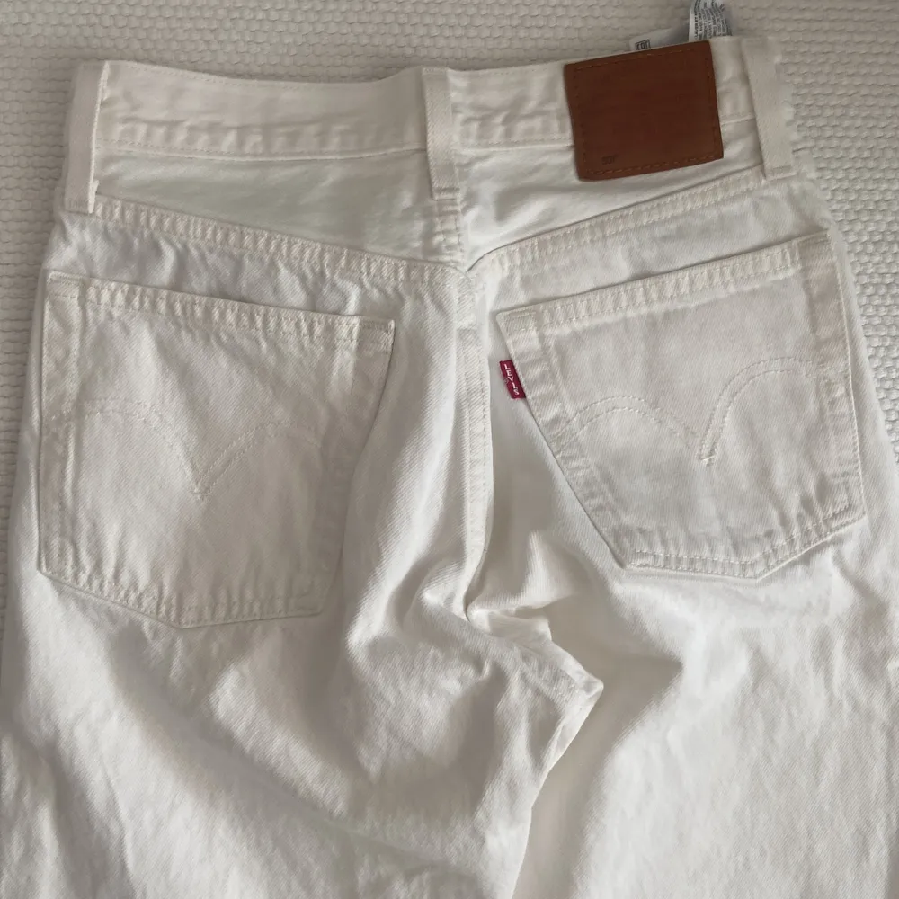 Vita Levis jeans oanvända . Jeans & Byxor.