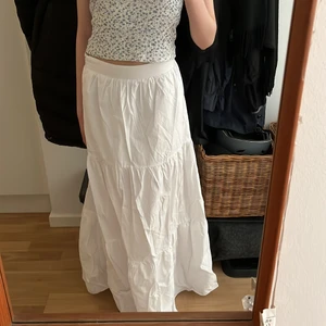 NA-KD hvid nederdel - Sælger denne fine lange nederdel fra NA-KD i str. 34, da den desværre er blevet for lille til mig💗