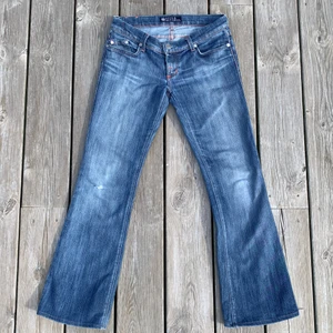 Lågmidjade jeans  - Drööm jeansen från Rock & Republic!! Sjukt snygg tvätt, låga i midjan och bootcut/flare model🤩 Lite slitna på ena knät, men tycker bara det gör de coolare. Innerbenslängd: 76 cm Midjemått: 80 cm