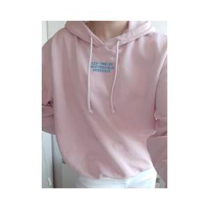 En rosa hoodie från h&m med en blå text. Väldigt skön och använd ytterst få gånger ♡ pris kan alltid diksuteras!