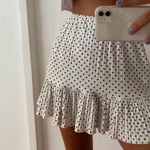 Prickig kjol - Säljer denna fina kjolen💕Bra skick, storlek S. Hör av dig för fler bilder. Spårbar frakt tillkommer. Högsta bud 200kr, skriv om du är intresserad❤️