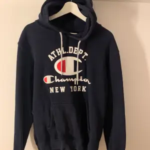 Mörblå champion hoodie i storlek L