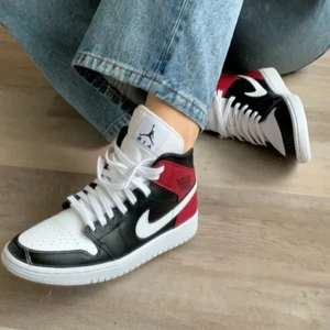 Jordan 1 mids - Air Jordan 1 mids, köpta för 2,5 år sen på SNS i Stockholm. Använda fåtal gånger så fortfarande bra skick men lite creasade. Kvitto och kartong finns kvar. Köpta för 1300 kr