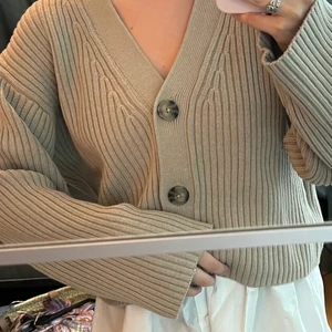 Mysig kofta från H&M - Köpt nyligen och använd 1 gång så nyskick! Väldigt fin färg på den! Något vidare armar som gör den så snygg!!