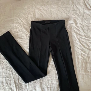 Byxor från Zara - Raka svarta byxor från zara med slits där fram! Oanvända💙 köparen står för frakt!🌷