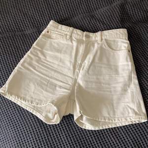 Högmidjade shorts, jeanstyg i Strlk 36 från Lindex. Sparsamt använda, väldigt fint skick! 🌸