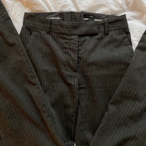 Randiga kostymbyxor - Sjukt snygga lågmidjade randiga konstymbyxor som tyvärr är för små för mig :( passar perfekt både till vardags eller mer uppklätt! Midje: ungefär 36cm rakt över, innerben: 72cm. Köparen står för frakt🧡