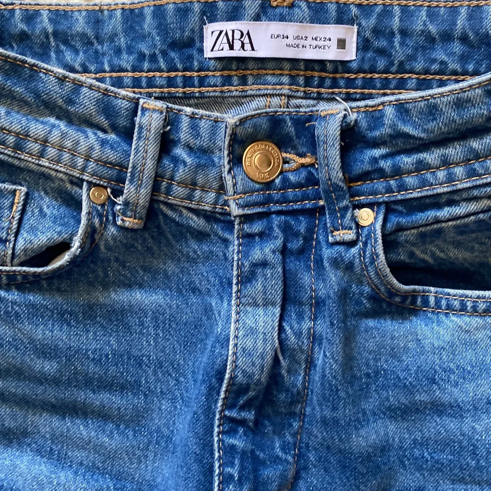 Supersnygga blåa jeans från Zara!! Säljer pga av att de tyvärr är för långa för små för mig… det är storlek 34 (25/26 i midjan och 34 i längd skulle jag säga) <3 (skriv för fler bilder) . Jeans & Byxor.
