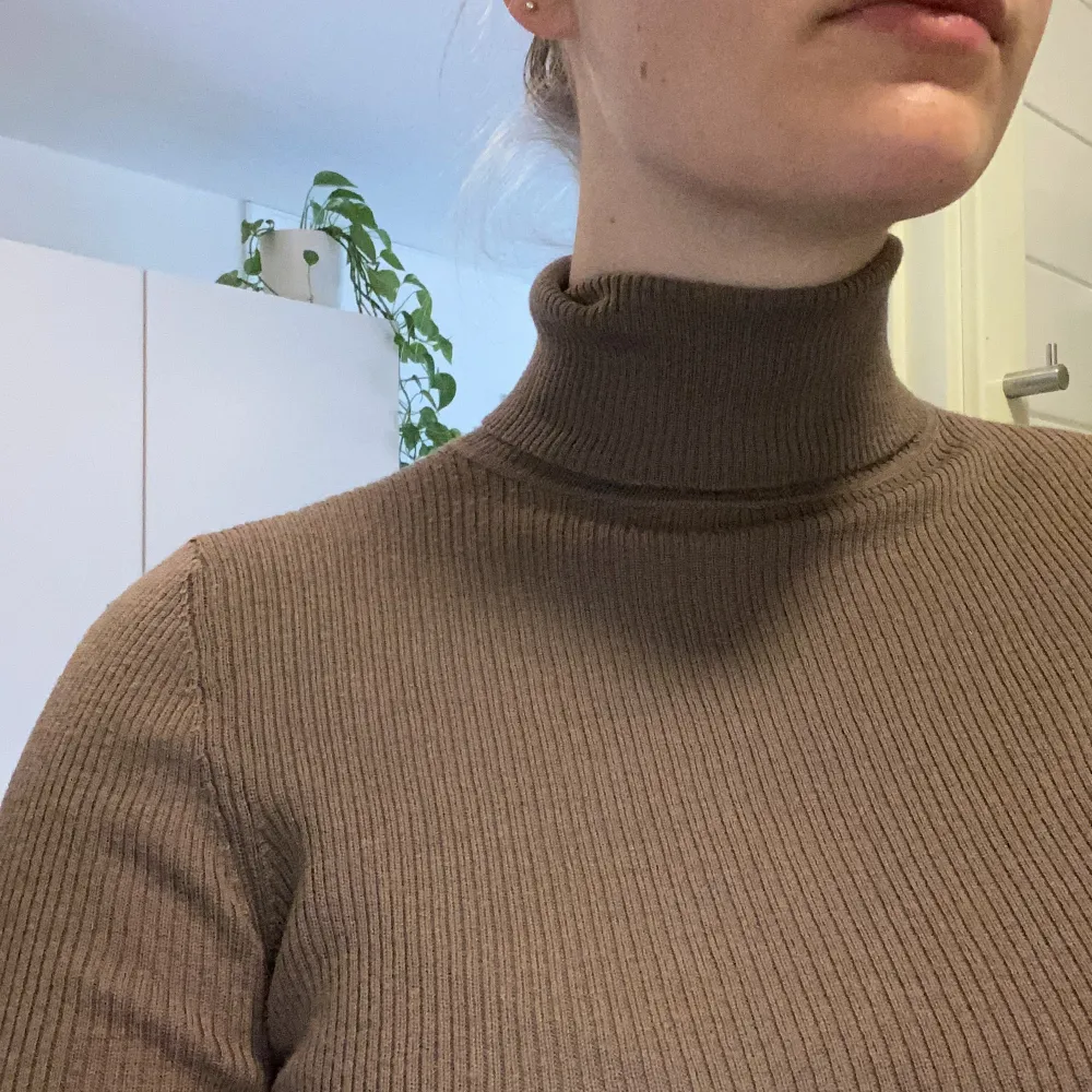 En mauve/brunlila ribbstickad polo i 100% ull från Uniqlo. Sparsamt använd.. Tröjor & Koftor.