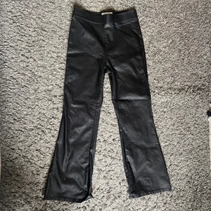 Vida skinbyxor i storlek S - Säljer mina vida skinbyxor i storlek S. Dem kommer från märket VILA clothes. Säljer dem för dem är för små. Dessa är knappt använda och i väldigt bra kvalite